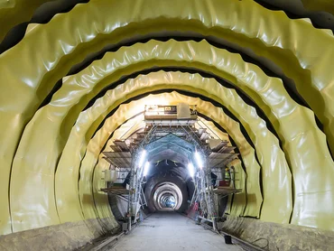 Bild zeigt einen Tunnel der mit gelben Planen abgedichtet wurde