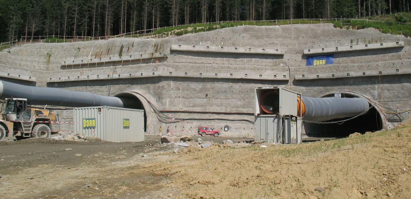 Foto: Tunnel Götschka: Baustellenansicht: Baumaschinen am Tunneleingang