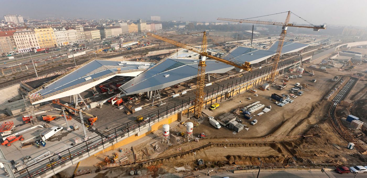 Foto: Hauptbahnhof Wien: Luftaufnahme auf die Großbaustelle mit zahlreichen Baumaschinen; die Dächer des Bahnhofgebäudes sind bereits fertiggestellt.