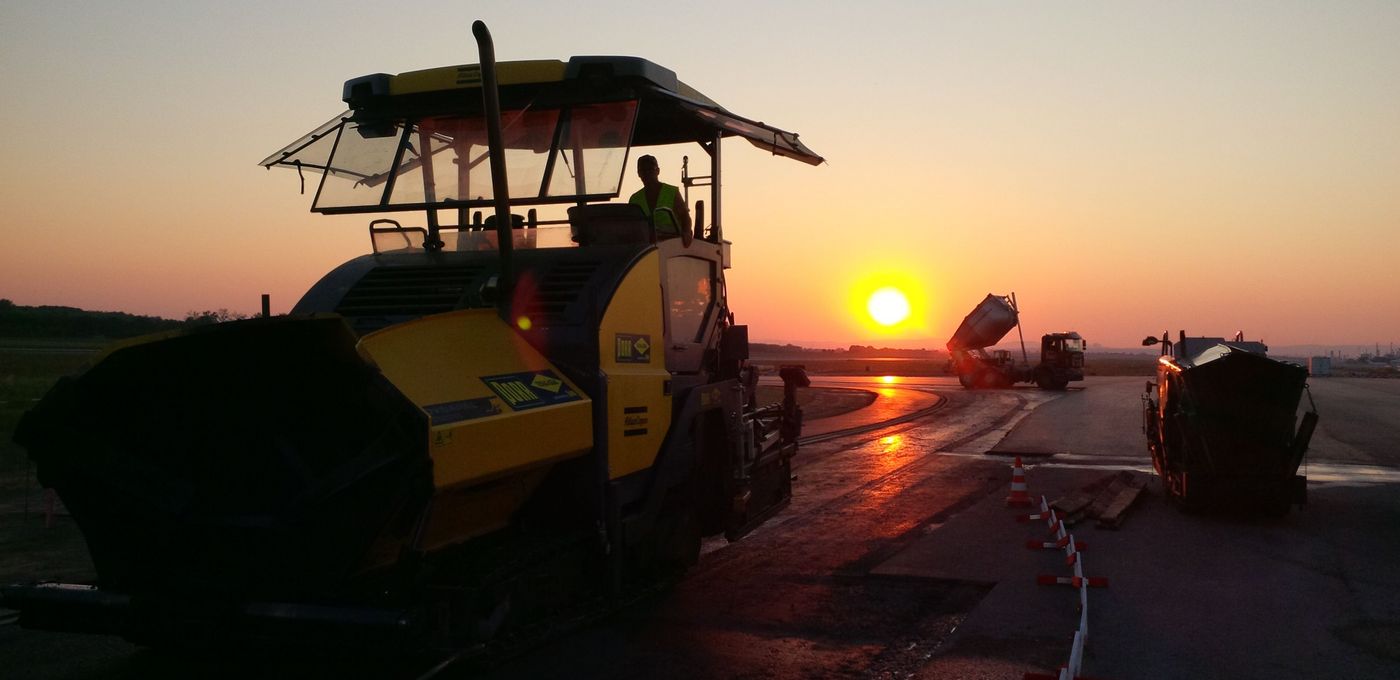 Foto: Flughafen Wien: Sanierungsarbeiten an einer Piste bei Sonnenuntergang