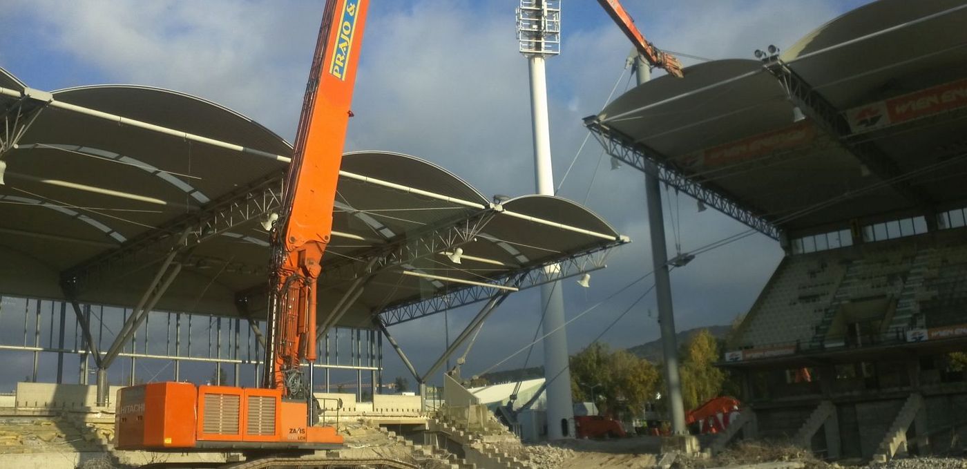 Foto: Gerhard-Hanappi-Stadion Wien: Bagger mit einem extrem hohen Greifarm inmitten eines teilweise bereits abgebrochenen Stadions