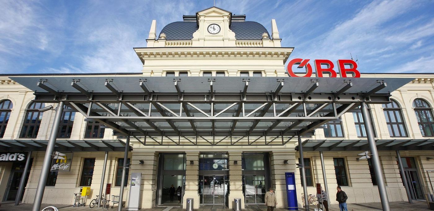 Foto: Hauptbahnhof St. Pölten: Sicht aus der Froschperspektive auf das historische Eingangsportal mit modernem Vordach