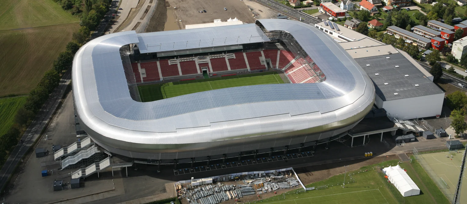 Photo: Wörthersee Stadium Klagenfurt: Wörthersee Stadium Klagenfurt and its transparent roof from a bird's-eye view