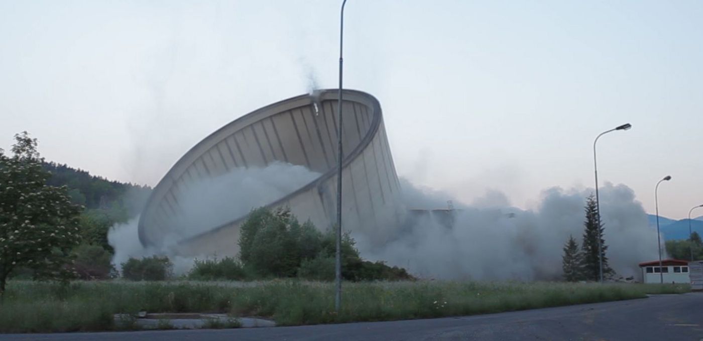 Photo: Demolition of the power station Voitsberg: The cooling tower collapses after being torn down.