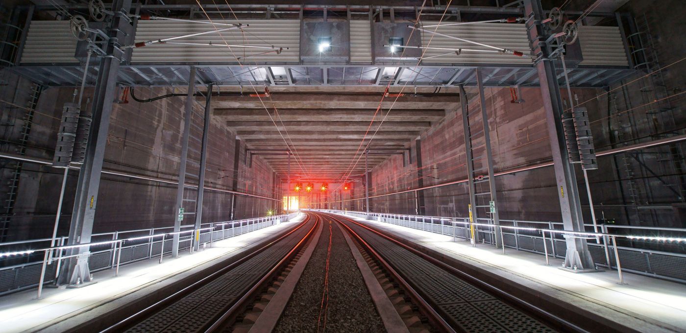 Foto: Lainzer Tunnel: Blick auf die zwei Bahngleise sowie Randwege des Tunnel