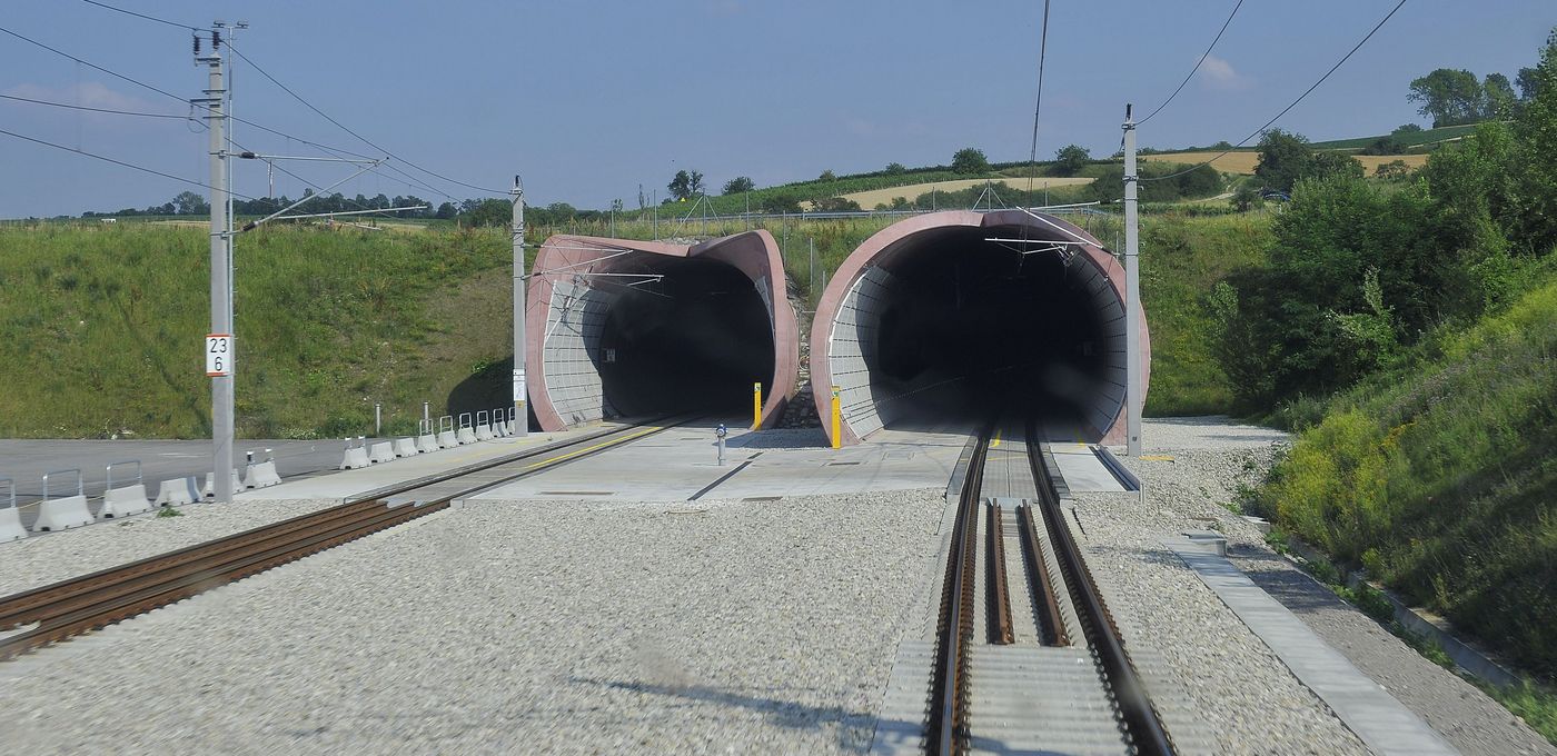 Foto: Wienerwaldtunnel: Vorderansicht des Westportals bei Chorherrn mit freiem Blick auf die beiden getrennten Tunnelröhren